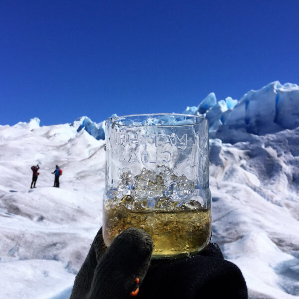 Perito Moreno Whisky servito con il gelido ghiaccio del Perito Moreno
