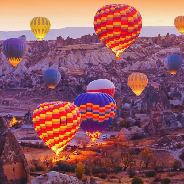 Giro in mongolfiera in Cappadocia, Turchia. Giro in mongolfiera in Cappadocia, Turchia.
